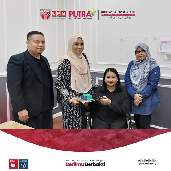 Clarissa menerima sumbangan komputer riba