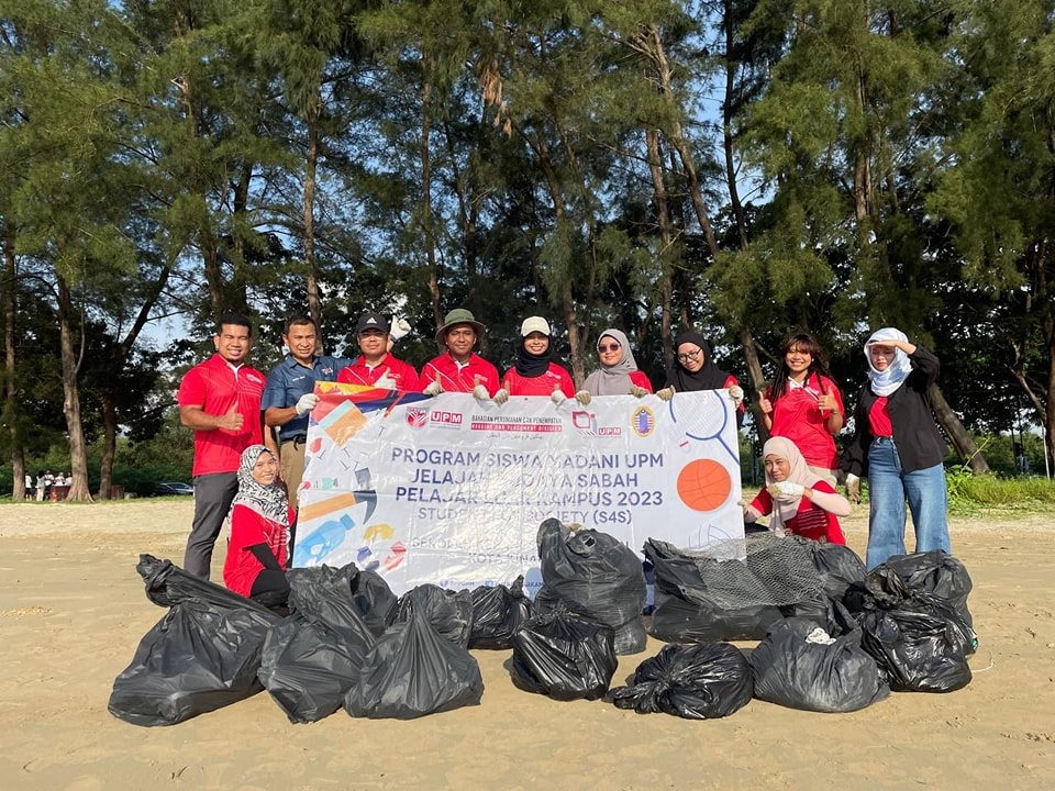 11 pelajar Universiti Putra Malaysia (UPM) yang telah menjalankan kempen pembersihan sampah dengan mengumpulkan 250 kg sampah sarap di pantai Teluk Likas
